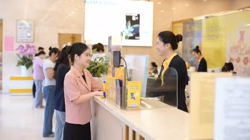Khách hàng giao dịch tại Nam A Bank.