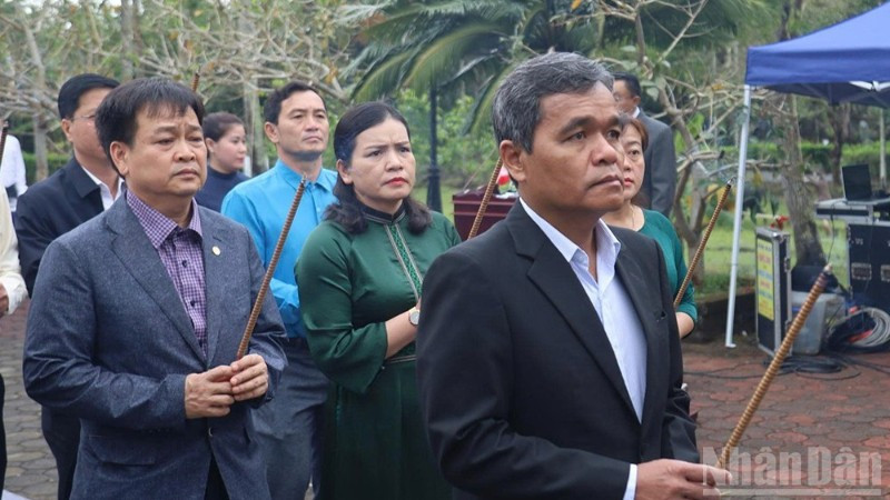 Lãnh đạo tỉnh Quảng Ngãi thành kính dâng hương trước Tượng đài Sơn Mỹ.