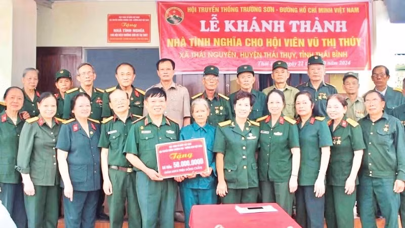 Hội Truyền thống Trường Sơn-Đường Hồ Chí Minh Việt Nam trao kinh phí hỗ trợ xây nhà cho hội viên Vũ Thị Thúy (tại tỉnh Thái Bình cũ). (Ảnh Nhân vật cung cấp)