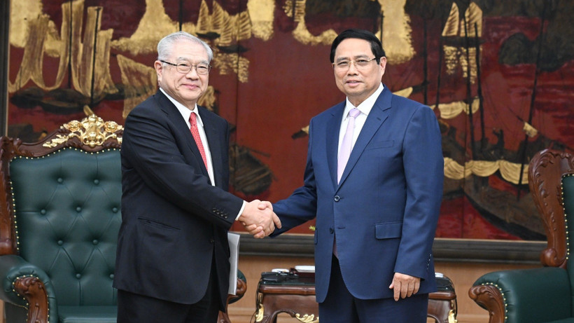 Thủ tướng Chính phủ Phạm Minh Chính và Chủ tịch Hội Hữu nghị Nhật-Việt vùng Kansai Nishimura Teiichi. (Ảnh: TRẦN HẢI)