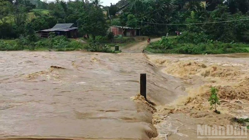 Nhiều ngầm tràn tại xã Hướng Hiệp bị ngập sâu, nước chảy xiết.