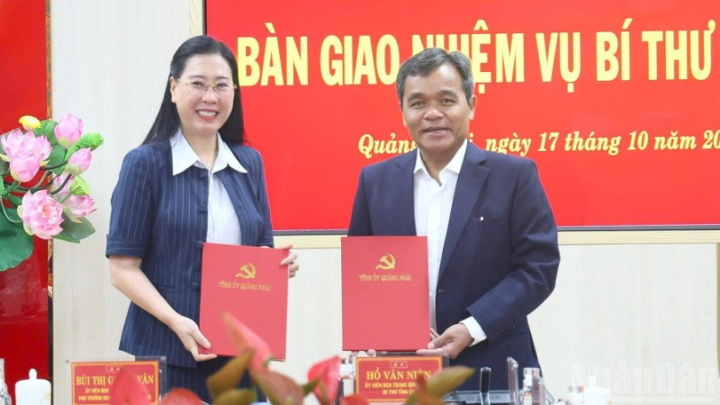 Đồng chí Bùi Thị Quỳnh Vân và đồng chí Hồ Văn Niên bàn giao nhiệm vụ Bí thư Tỉnh ủy Quảng Ngãi.