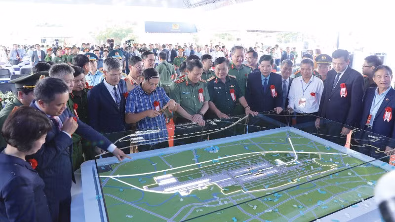 Đại tướng Lương Tam Quang, Ủy viên Bộ Chính trị, Bộ trưởng Công an và đồng chí Nguyễn Văn Gấu, Ủy viên Trung ương Đảng, Bí thư Tỉnh ủy Bắc Ninh cùng các đại biểu tham quan mô hình Cảng hàng không quốc tế Gia Bình tại Lễ khởi công dự án.