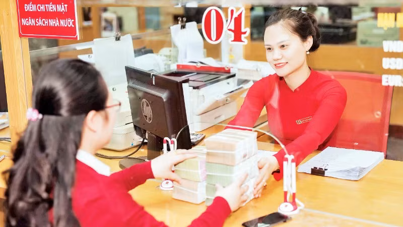 Khách hàng giao dịch tại Ngân hàng Agribank chi nhánh Thanh Hóa.