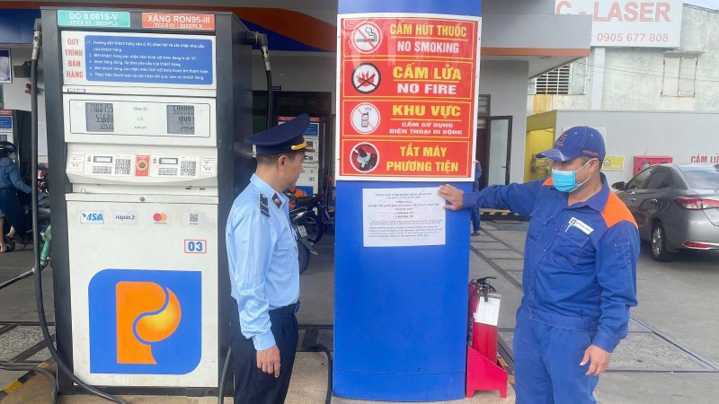 Lực lượng Quản lý thị trường Đà Nẵng thực hiện kiểm tra, giám sát hoạt động của các cửa hàng xăng dầu.