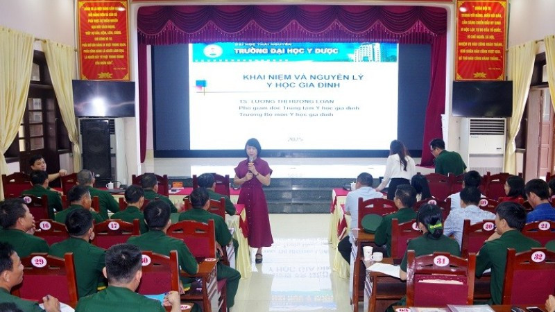Trang bị kiến thức y học gia đình và quản lý bệnh mãn tính cho quân y và y tế cơ sở khu vực biên giới.