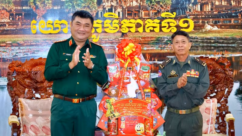 Trung tướng Lê Xuân Thế, Tư lệnh Quân khu 7 chúc Tết cổ truyền Chol Chnam Thmay tại Quân khu 1, Quân đội Hoàng gia Campuchia. (Ảnh: LÊ HUY)