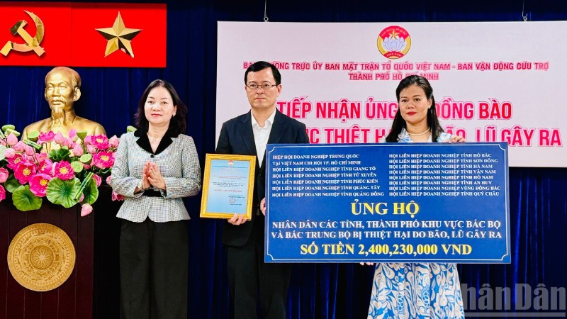Bà Trương Thị Bích Hạnh, Ủy viên Ban Thường vụ Thành ủy, Phó Chủ tịch Thường trực Ủy ban Mặt trận Tổ quốc Việt Nam Thành phố Hồ Chí Minh, Trưởng ban vận động cứu trợ thành phố trao thư cảm ơn cho các đơn vị đã ủng hộ.