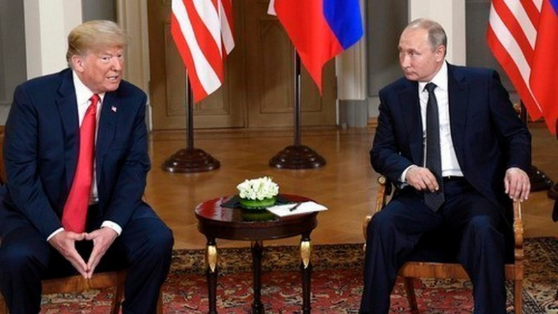 Tổng thống Mỹ Donald Trump (trái) và Tổng thống Nga Vladimir Putin trong cuộc gặp tại Helsinki, Phần Lan. (Ảnh: THX/TTXVN) 