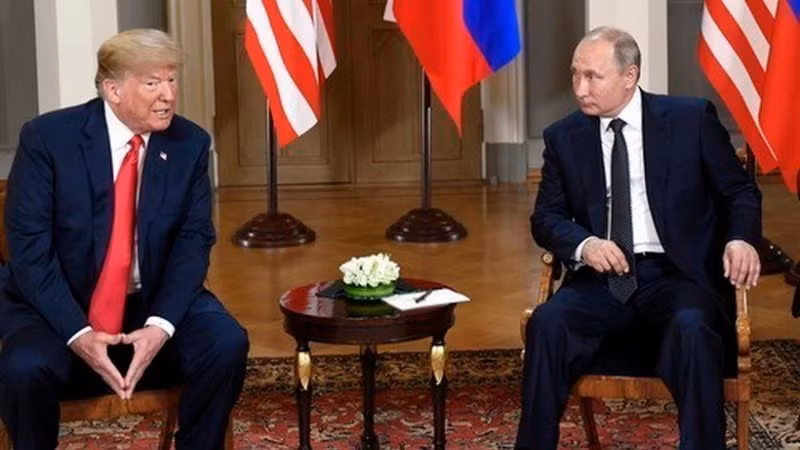 Tổng thống Mỹ Donald Trump (trái) và Tổng thống Nga Vladimir Putin trong cuộc gặp tại Helsinki, Phần Lan. (Ảnh: THX/TTXVN) 