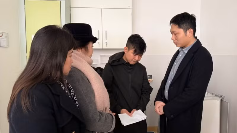 Tham tán Vũ Sơn Tùng (ngoài cùng, bên phải) thăm hỏi và động viên anh Nguyễn Hồng K. (Ảnh: Thu Hằng/TTXVN)