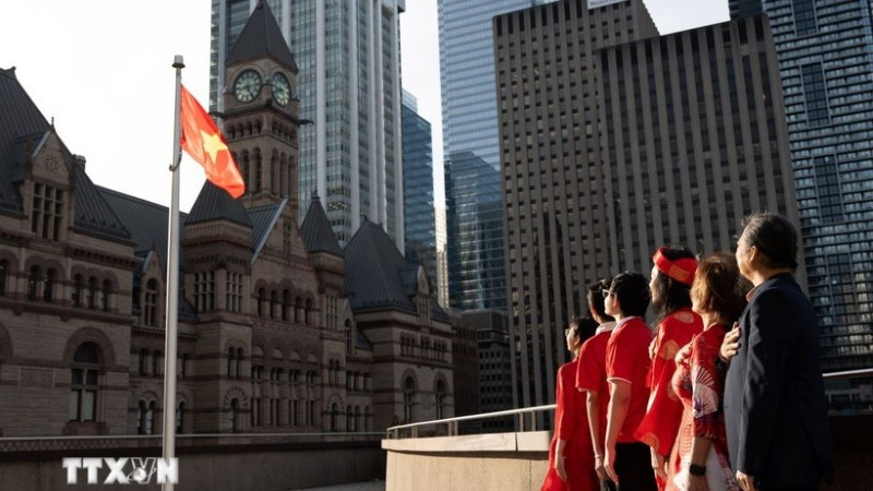 Cộng đồng người Việt trang trọng tổ chức lễ thượng cờ tại các trung tâm hành chính ở nhiều nơi trên khắp Canada nhằm thể hiện niềm tự hào và tinh thần đoàn kết cùng hướng về Tổ quốc. (Ảnh: TTXVN)