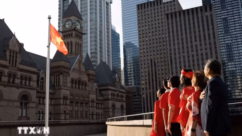Cộng đồng người Việt trang trọng tổ chức lễ thượng cờ tại các trung tâm hành chính ở nhiều nơi trên khắp Canada nhằm thể hiện niềm tự hào và tinh thần đoàn kết cùng hướng về Tổ quốc. (Ảnh: TTXVN)