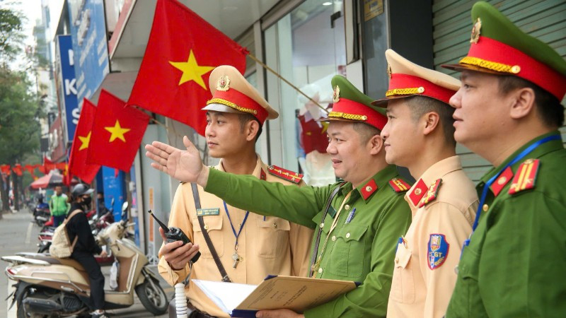 Các lực lượng chức năng phối hợp bảo đảm an ninh, an toàn cho các tuyến đường thông suốt phục vụ ngày bầu cử.