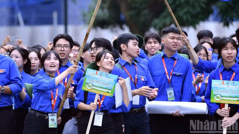 Đoàn viên, thanh niên khối trường học tham gia các hoạt động tình nguyện.