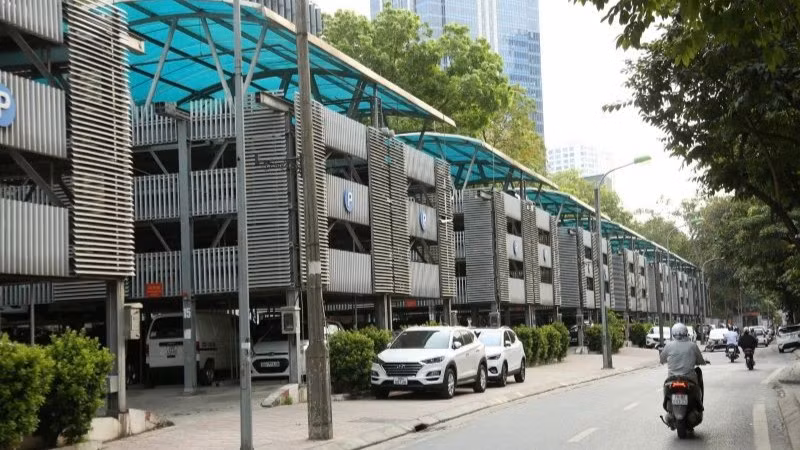 Điểm trông giữ xe cao tầng trên phố Nguyễn Công Hoan, Hà Nội. 