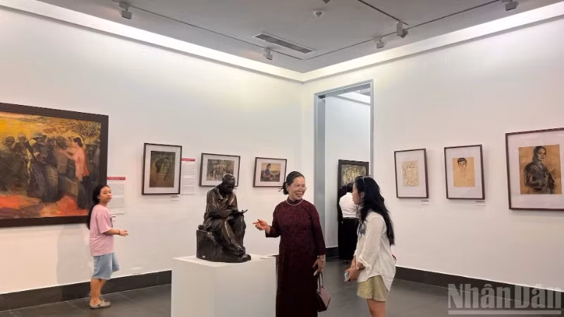 Triển lãm thu hút sự quan tâm của công chúng nhiều lứa tuổi.