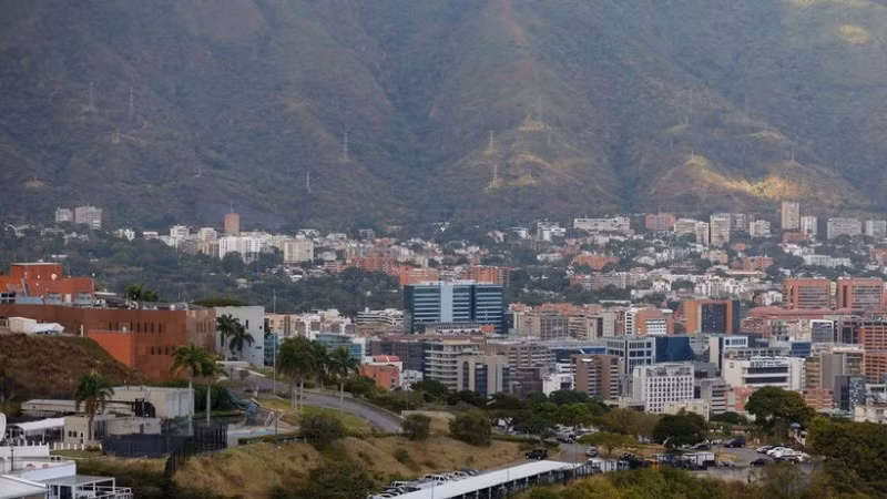 Tòa nhà Đại sứ quán Mỹ (trái) ở Caracas, Venezuela. (Ảnh: THX/TTXVN)
