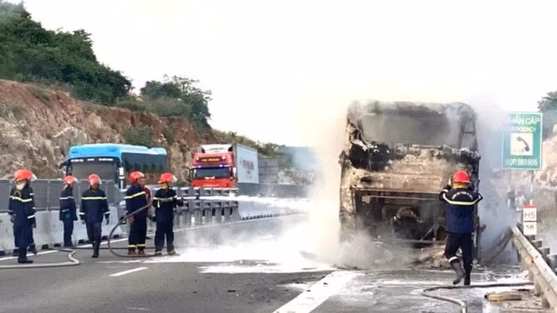 Hiện trường vụ cháy xe khách. (Ảnh CTV)