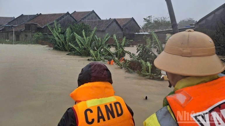Mưa lớn kéo dài gây ngập sâu trên diện rộng tại nhiều tỉnh, thành phố miền trung, Tây Nguyên.