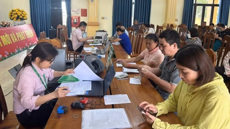Ngân hàng chính sách xã hội tỉnh Hà Nam khẩn trương giải ngân tại các Điểm giao dịch xã.