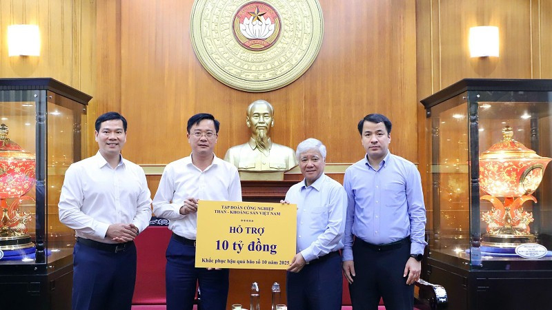 Đồng chí Đỗ Văn Chiến (thứ 2 từ phải sang) và đại diện lãnh đạo Đảng ủy Mặt trận Tổ quốc, các đoàn thể Trung ương tiếp nhận ủng hộ từ các doanh nghiệp, tổ chức, đơn vị.
