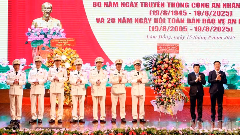 Bí thư Tỉnh ủy Lâm Đồng Y Thanh Hà Niê Kđăm và Chủ tịch Ủy ban nhân dân tỉnh Hồ Văn Mười chúc mừng Ban Giám đốc Công an tỉnh Lâm Đồng nhân lễ kỷ niệm.