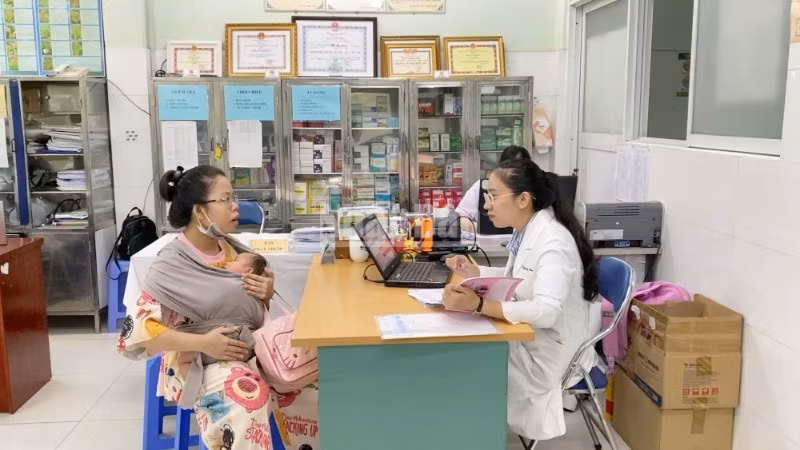 Người dân đến khám sức khỏe tại Trạm Y tế phường Hòa Bình. 