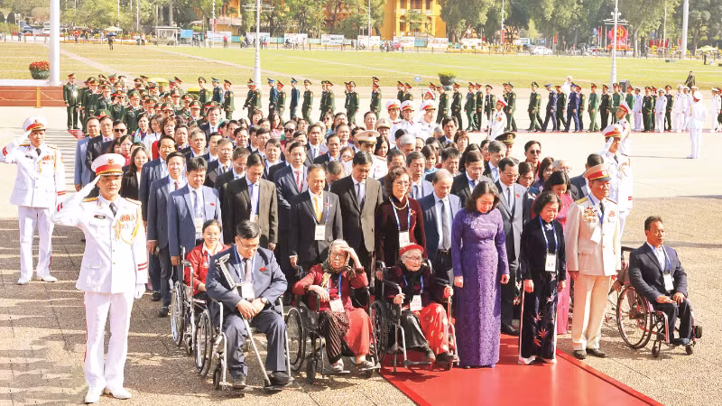 Phó Chủ tịch nước Võ Thị Ánh Xuân cùng các đại biểu thành kính tưởng niệm Chủ tịch Hồ Chí Minh. (Ảnh MỸ HÀ)