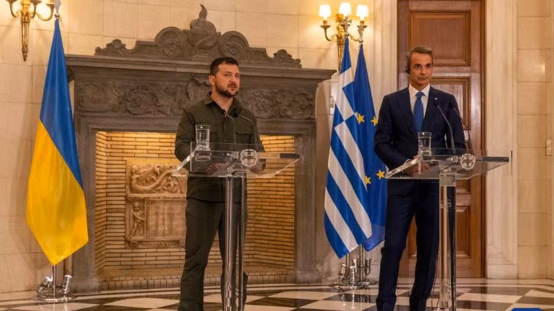 Tổng thống Ukraine Volodymyr Zelensky (trái) gặp Thủ tướng Hy Lạp Kyriakos Mitsotakis tại Athens, Hy Lạp, ngày 21/8/2023. (Ảnh: Xinhua)