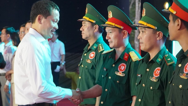 Đồng chí Vũ Hồng Văn, Ủy viên Trung ương Đảng, Bí thư Tỉnh ủy, Trưởng Đoàn đại biểu Quốc hội tỉnh Đồng Nai tặng quà cho lực lượng Bộ đội Biên phòng.