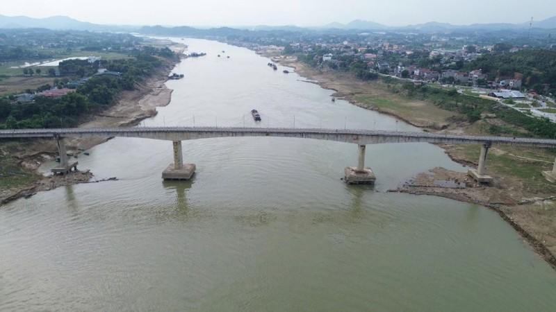 Cầu Sông Lô bắc qua sông Lô nối xã Đoan Hùng, tỉnh Phú Thọ với một số xã của tỉnh Tuyên Quang.