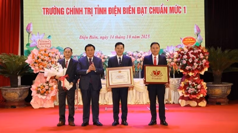 Đồng chí Nguyễn Xuân Thắng, Ủy viên Bộ Chính trị, Giám đốc Học viện Chính trị quốc gia Hồ Chí Minh, Chủ tịch Hội đồng lý luận Trung ương trao Bằng Công nhận đạt chuẩn mức độ 1 cho tập thể Trường Chính trị tỉnh Điện Biên.