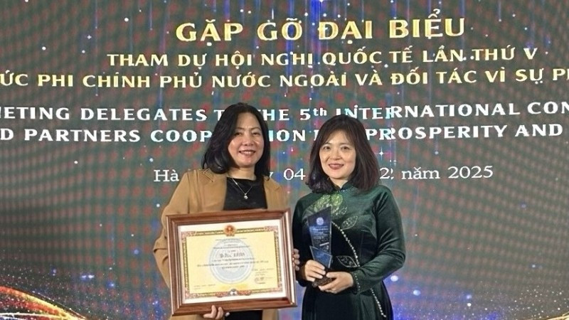 Đại diện AstraZeneca Việt Nam (bên trái) nhận Bằng khen của Liên hiệp các tổ chức hữu nghị Việt Nam