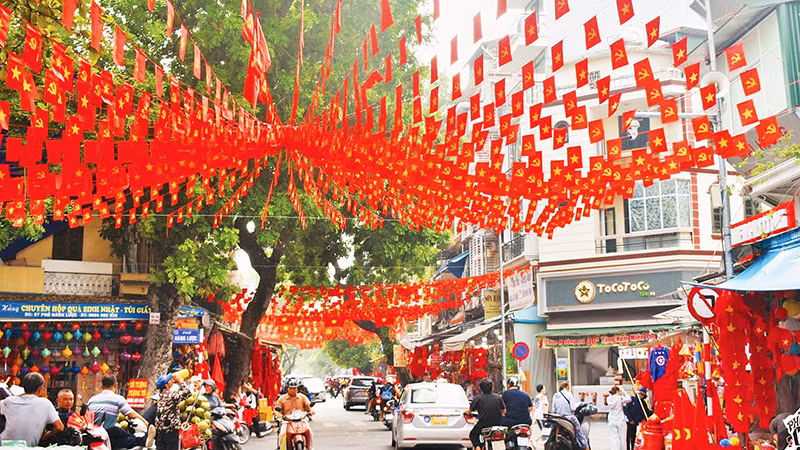 Đường phố Hà Nội trang trí rực rỡ cờ hoa mừng Quốc khánh. (Ảnh: GIANG NAM)