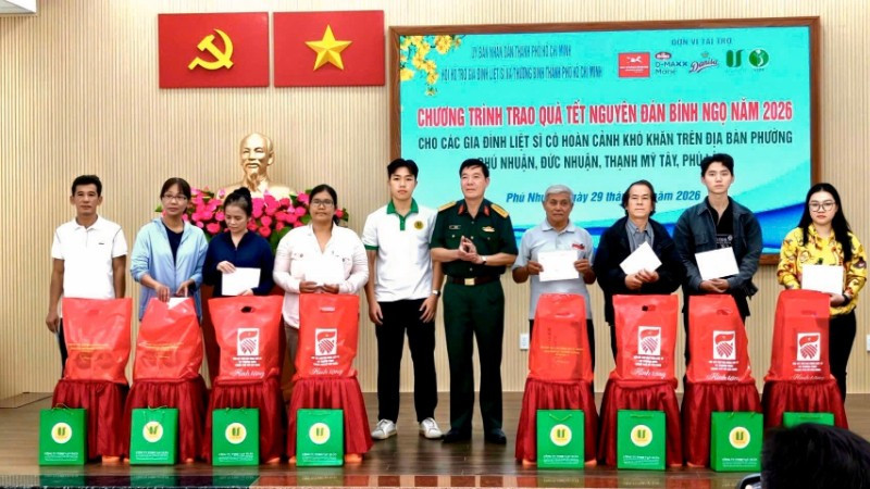 Trao quà Tết cho gia đình liệt sĩ tại Thành phố Hồ Chí Minh.