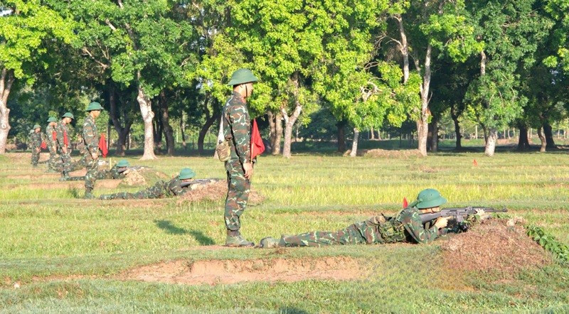 Chiến sĩ mới Trung đoàn 9, Sư đoàn 8 bắn tập tổng hợp súng tiểu liên AK. (Ảnh: CÔNG KHANH)