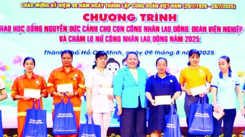 Lãnh đạo Liên đoàn Lao động thành phố trao quà tặng nữ công nhân lao động có hoàn cảnh khó khăn.