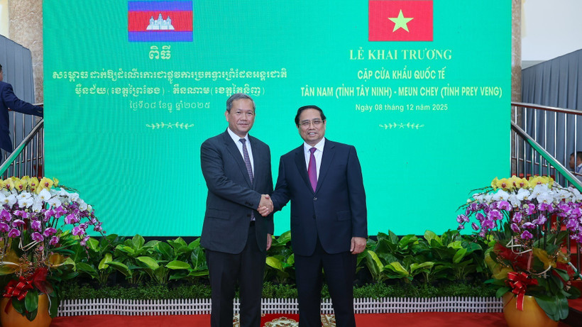 Thủ tướng Chính phủ Phạm Minh Chính và Thủ tướng Campuchia Hun Manet bắt tay trước khi vào hội đàm. (Ảnh: VGP/Nhật Bắc)