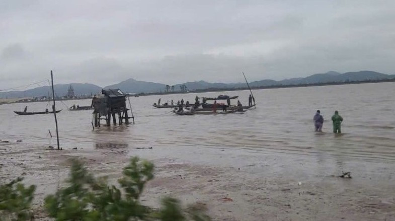 Công tác tìm kiếm người đàn ông mất tích trên sông Gianh chiều 19/11.