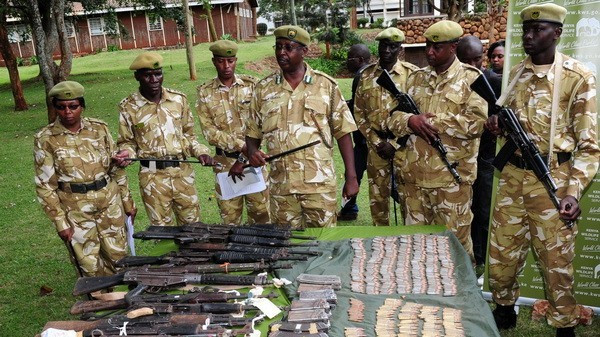 Các quan chức Cơ quan Bảo vệ động vật hoang dã Kenia bên số vũ khí, đạn dược tịch thu được từ những kẻ săn trộm tại Nairobi, Kenya. (Nguồn: THX/TTXVN)