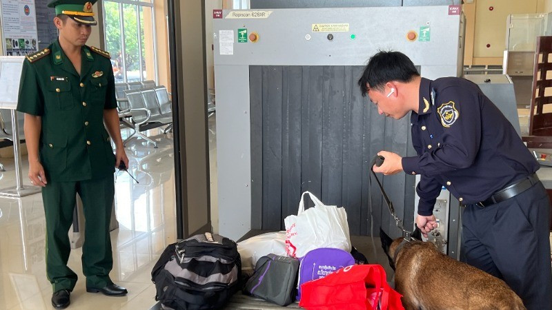 Ngăn chặn hành vi gian lận và lẩn tránh thuế Lực lượng Hải quan kiểm tra, kiểm soát hàng hoá tại các cửa khẩu. (Ảnh: MINH PHƯƠNG)