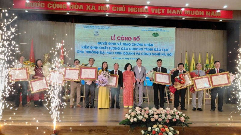 Trao Giấy chứng nhận kiểm định chất lượng cho 10 chương trình đào tạo của Trường ĐH Kinh doanh và Công nghệ Hà Nội.