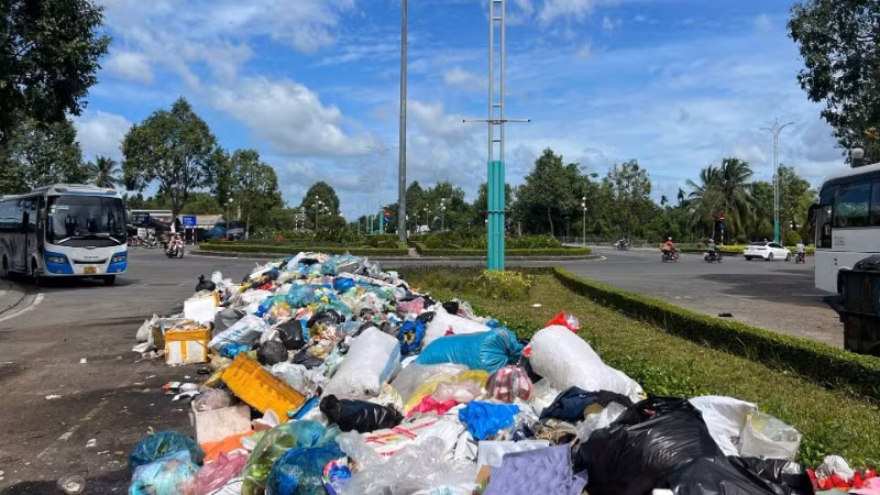 Rác dồn ứ tại đường Nguyễn Văn Nguyễn, phường An Hội (tỉnh Vĩnh Long) gây ô nhiễm môi trường. (Ảnh: HOÀNG TRUNG)