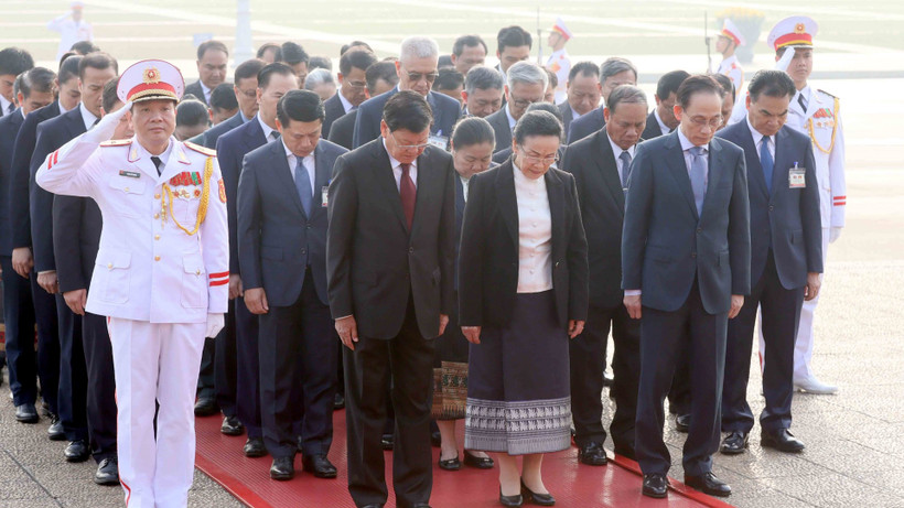 Tổng Bí thư, Chủ tịch nước Lào Thongloun Sisoulith và Phu nhân cùng Đoàn đại biểu cấp cao Đảng, Nhà nước Lào thành kính tưởng niệm Chủ tịch Hồ Chí Minh. (Ảnh: TTXVN)