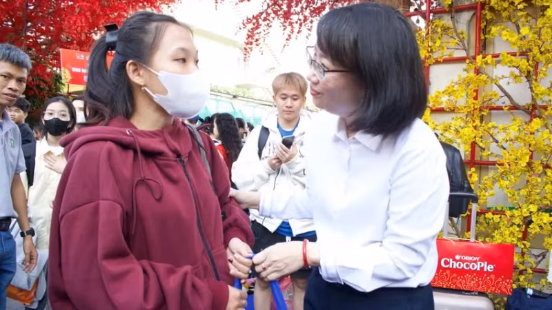 Đồng chí Trần Thị Diệu Thúy, Phó Chủ tịch Ủy ban nhân dân thành phố trao quà cho sinh viên dịp Tết 2025. (Ảnh: HẢI NHI) 