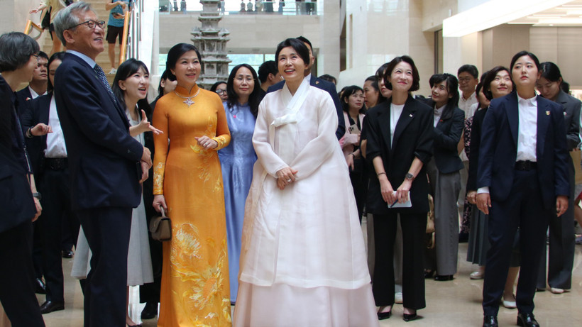 Bà Ngô Phương Ly, Phu nhân Tổng Bí thư Tô Lâm cùng bà Kim Hye Kyung, Phu nhân Tổng thống Hàn Quốc tham quan Bảo tàng Quốc gia Hàn Quốc. (Ảnh: ĐỨC THẮNG/TTXVN)