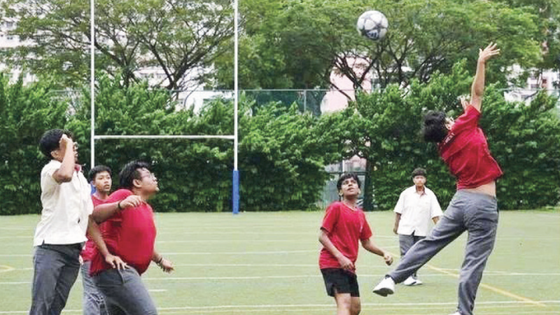 Nhiều trường học ở Singapore cấm sử dụng điện thoại để khuyến khích học sinh tham gia hoạt động ngoài trời. (Ảnh STRAITSTIMES)