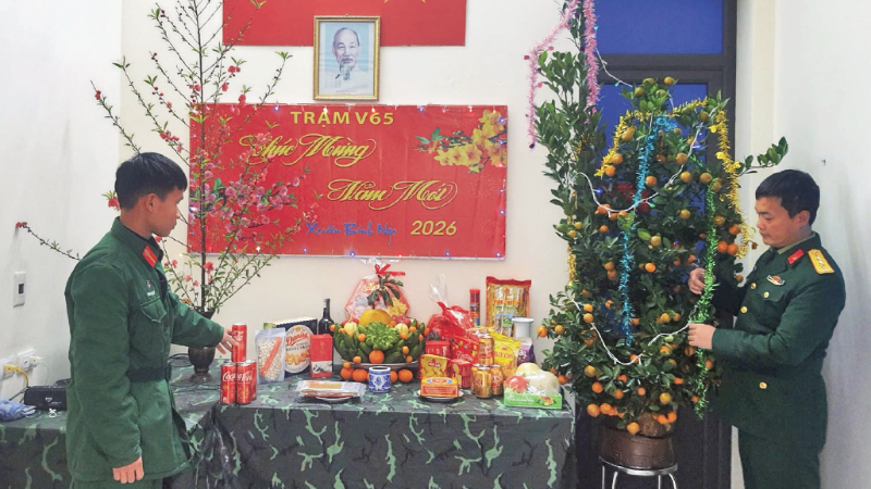 Cán bộ, chiến sĩ Trạm V-65, Đại đội 10, Tiểu đoàn 4, Lữ đoàn 134 (Binh chủng Thông tin liên lạc) trình bày mâm lễ ngày Tết