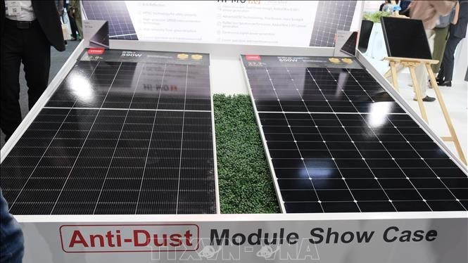Một sản phẩm công nghệ mới trưng bày tại triển lãm công nghệ năng lượng mặt trời và hệ thống lưu trữ Solar & Storage Live 2024 tại thành phố Johannesburg, Nam Phi. (Ảnh: TTXVN)